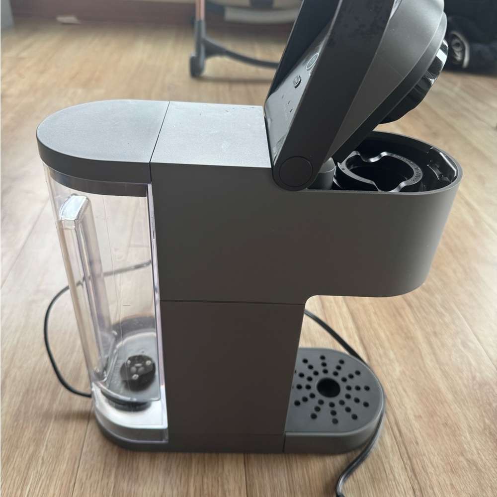 Keurig Compact Coffee Brewer in Black + k cups